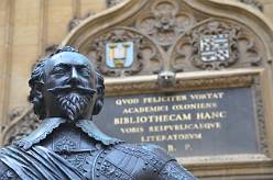 Standbeeld Graaf van Pembroke bij de Bodleian Library Oxford